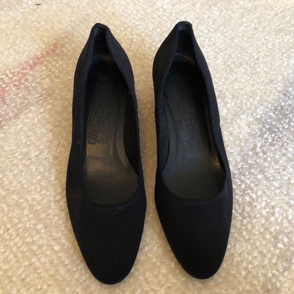 Like-new black Ferragamo heels - 7.5M